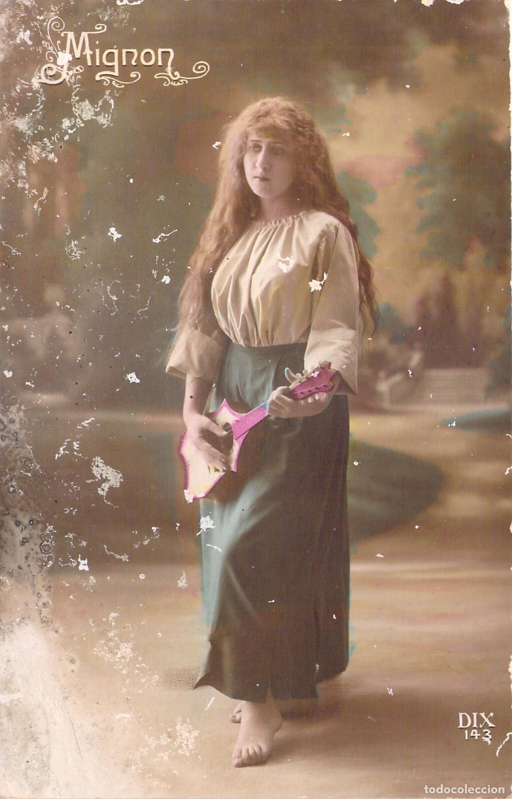 Postcards: Postal de Retrato Art&iacute;stico Mignon con Instrumento Musical