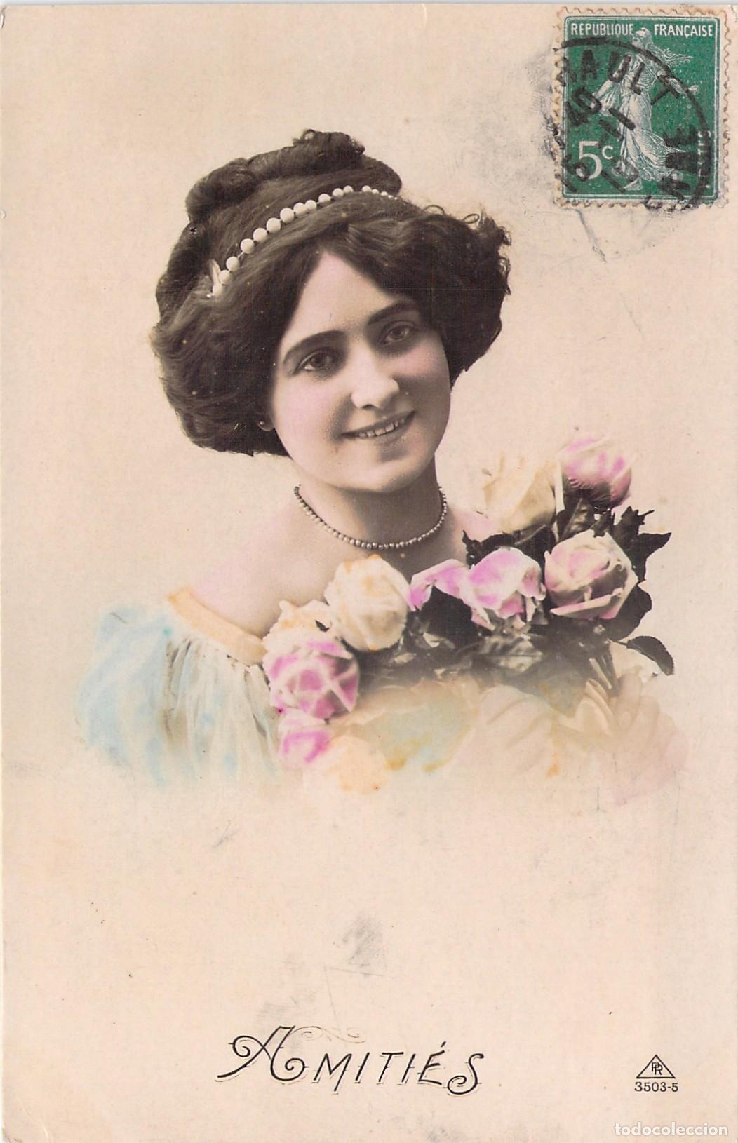 Postales: Postal de Retrato de Mujer con Rosas y Perlas - Amiti&eacute;s