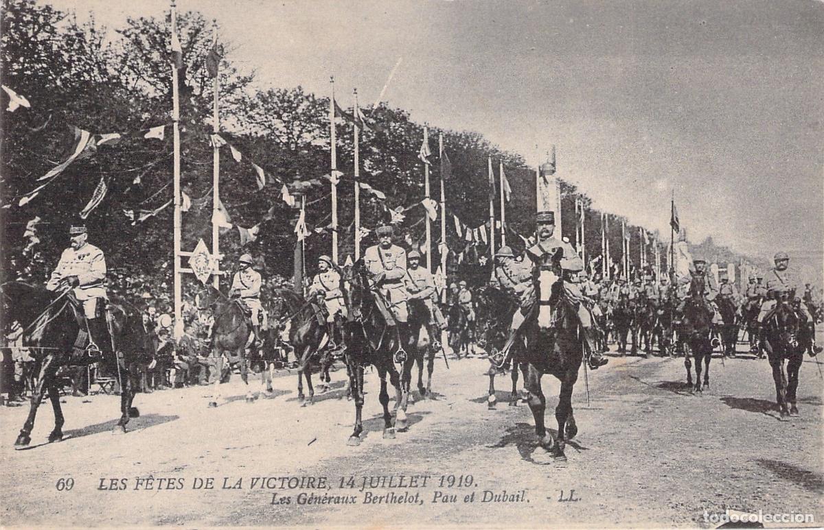 Postales: Postal de las Fiestas de la Victoria en Par&iacute;s con Generales a Caballo