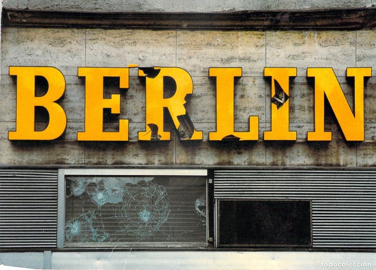 Postales: Postal de Berl&iacute;n con Letrero Amarillo y Vidrio Roto