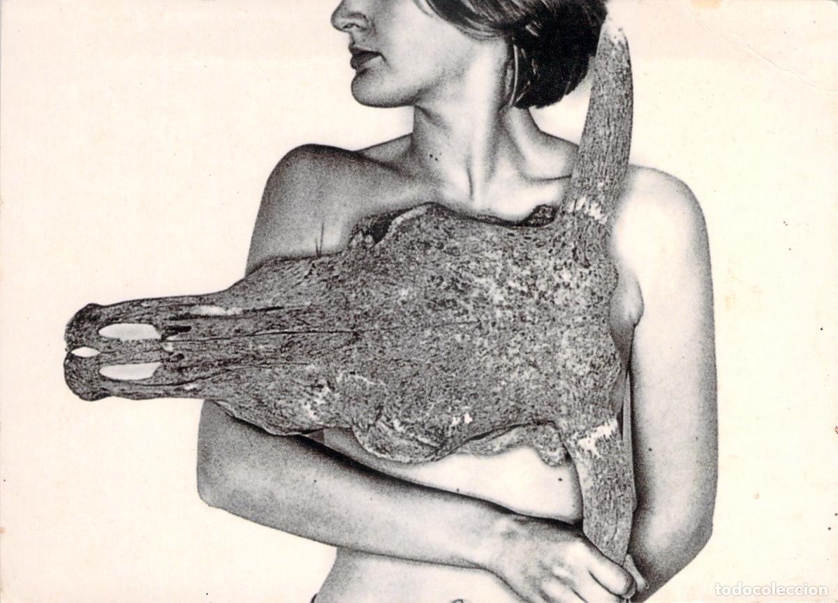 Postales: Postal de Fotograf&iacute;a Art&iacute;stica de Zo&euml; Grover con Cr&aacute;neo Animal