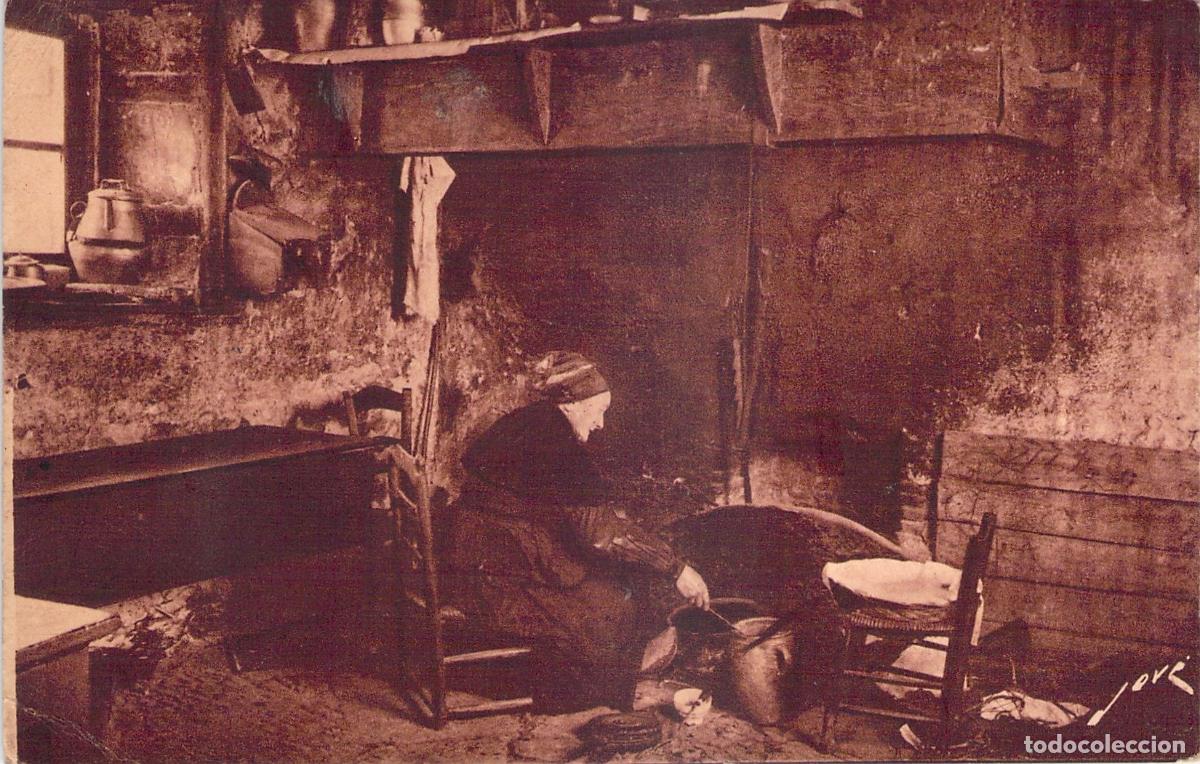 Postales: Postal de Limousin: Mujer Cocinando Galetous en la Chimenea