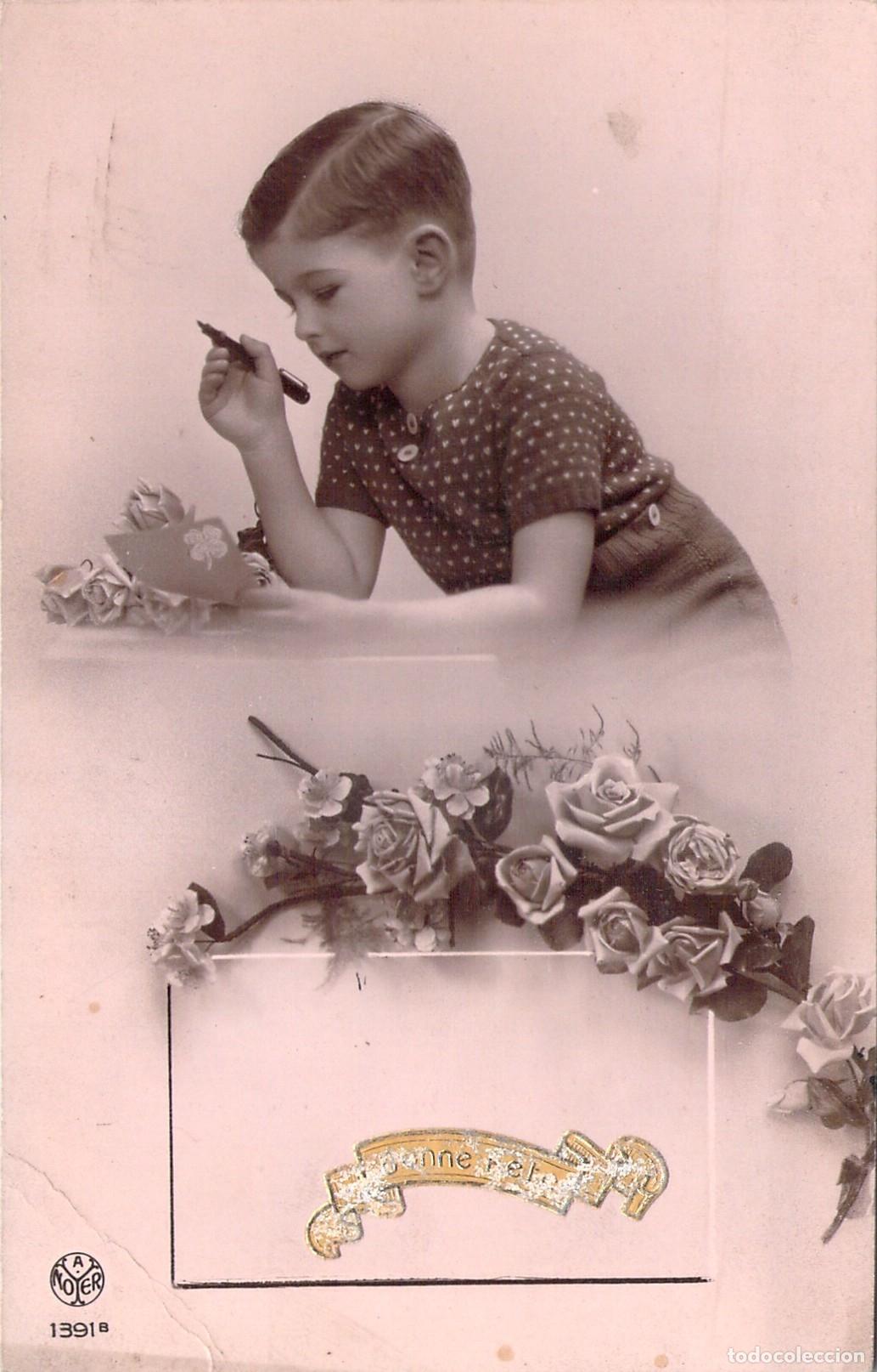 Postales: Postal de Ni&ntilde;o Escribiendo con Rosas y Mensaje Bonne F&ecirc;te