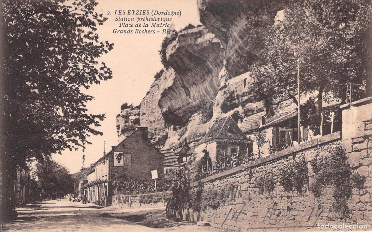 Postales: Postal Les Eyzies, Dordogne, Place de la Mairie y Grands Rochers