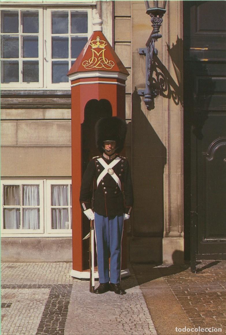 Postales: COPENHAGEN. Dinamarca. La Guardia. Palacio de Amalienborg. Sin circular. ED. HUBERT ERICHSEN'S KUNST