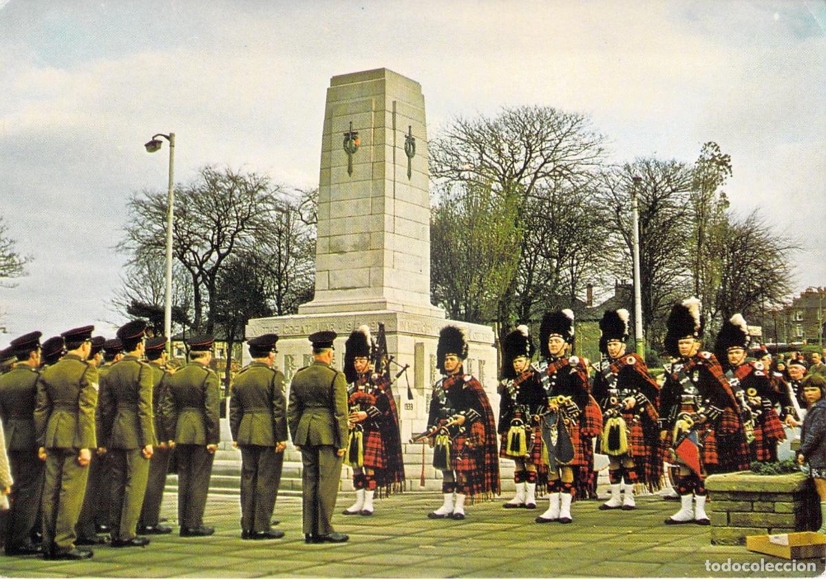 Postales: Postal Monumento de Guerra Airdrie con Gaiteros Escoceses