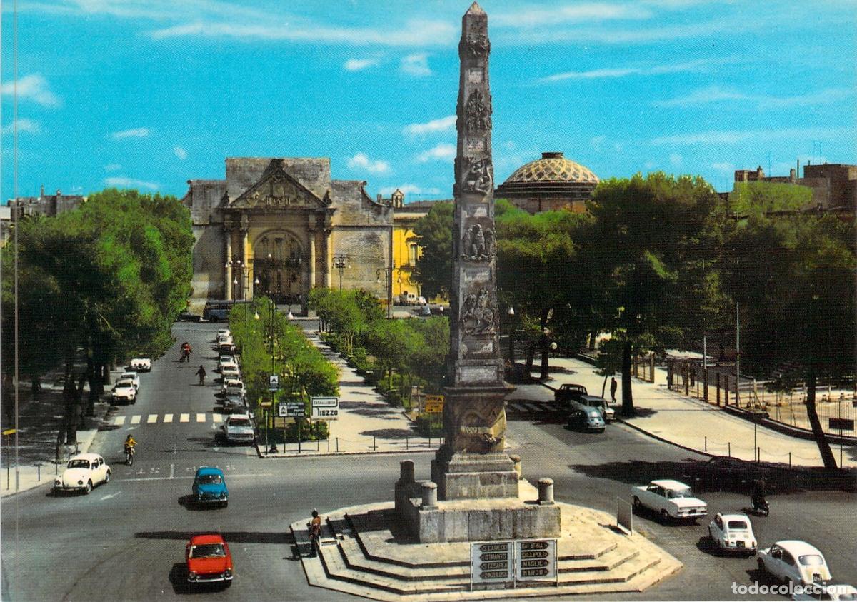 Postales: Postal de Lecce, Italia - El Obelisco y Escena Urbana