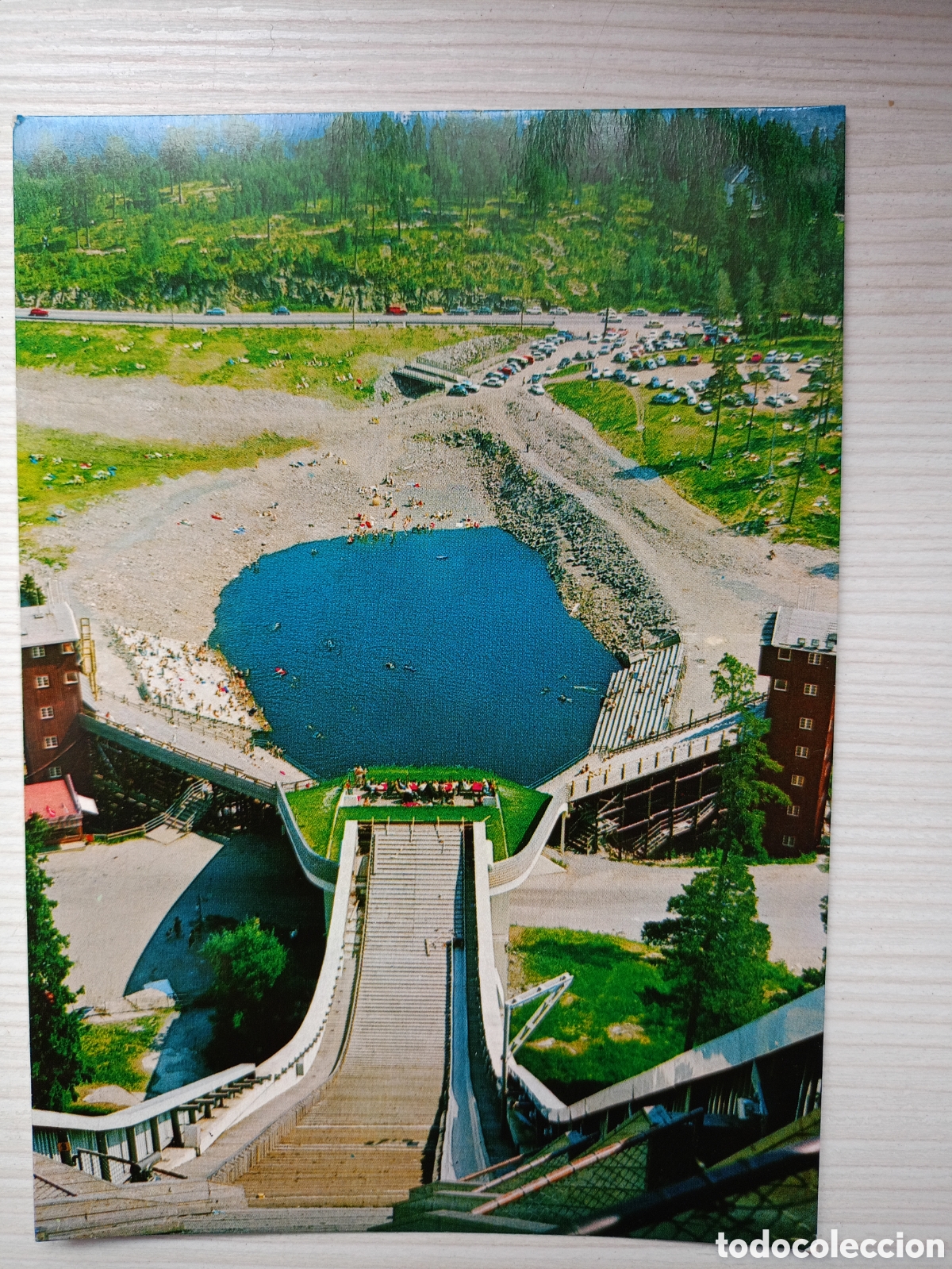 Postales: trampol&iacute;n de salto de esqu&iacute; de Holmenkollen en Oslo, Noruega.