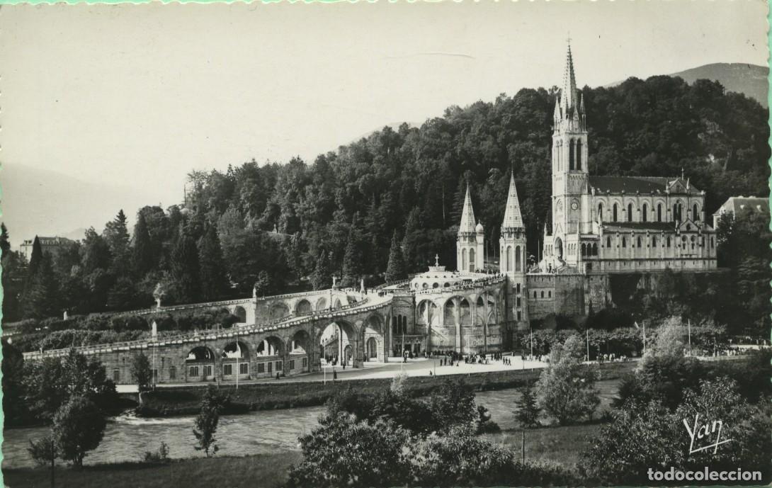 Postales: N&ordm; 20-LOURDES. France. La Basilique et le Calvaire. Sin circular. EDITION QUINAULT