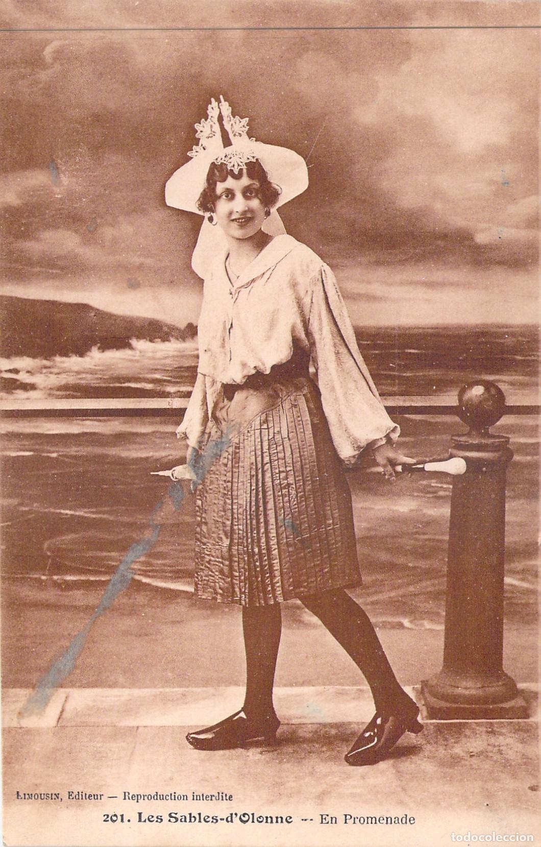 Postales: Postal de Mujer en el Paseo de Les Sables-d'Olonne, Francia