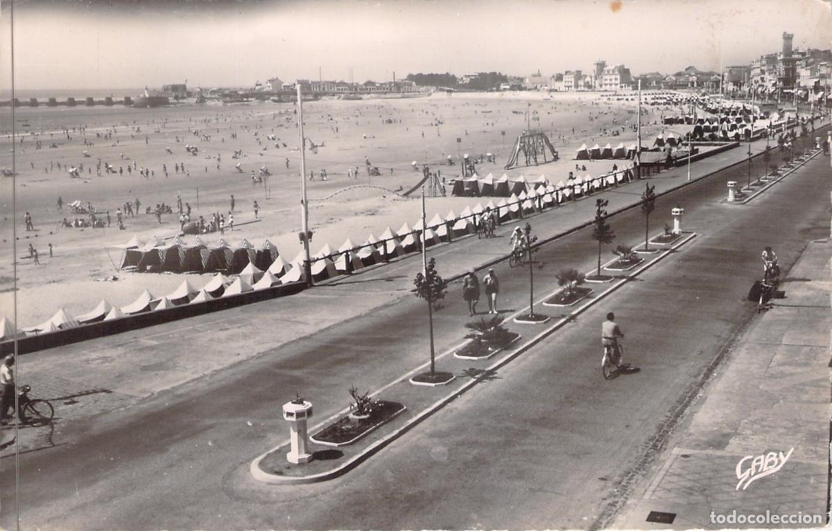 Postkarten: Postal de Les Sables-d'Olonne, El Remblai y la Playa, Francia