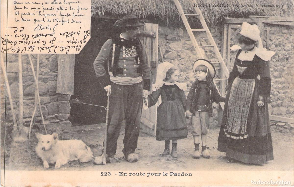 Cartes Postales: Postal de Familia con Trajes Tradicionales de Breta&ntilde;a, Francia