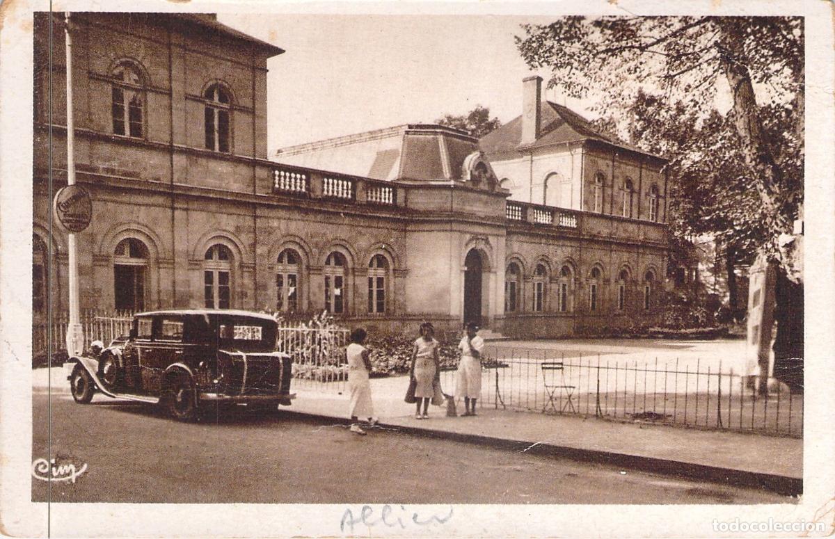 Cartes Postales: Postal de N&eacute;ris-les-Bains, Allier - Establecimiento Termal y Coche Antiguo