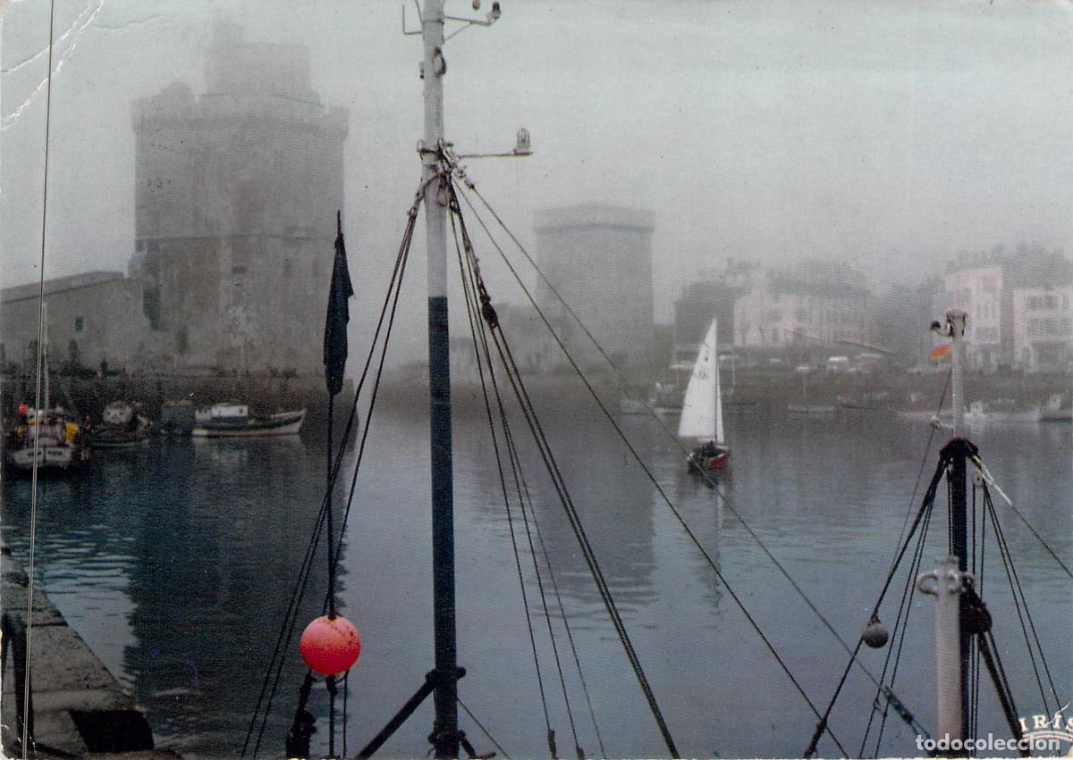 Postales: Postal del Puerto de La Rochelle con Niebla y Torres Hist&oacute;ricas