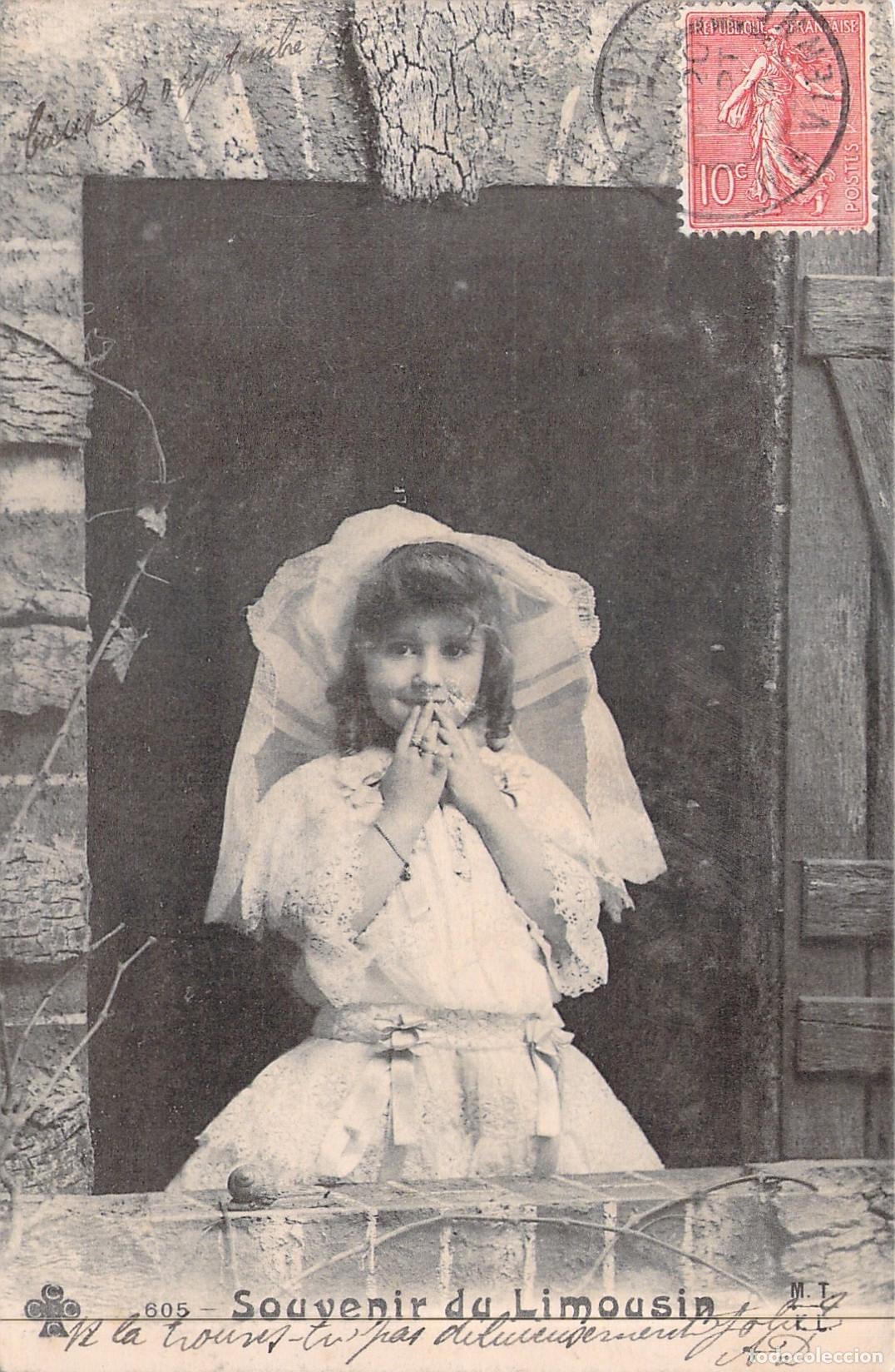 Postkarten: Postal Souvenir du Limousin Ni&ntilde;a con Velo y Vestido Blanco