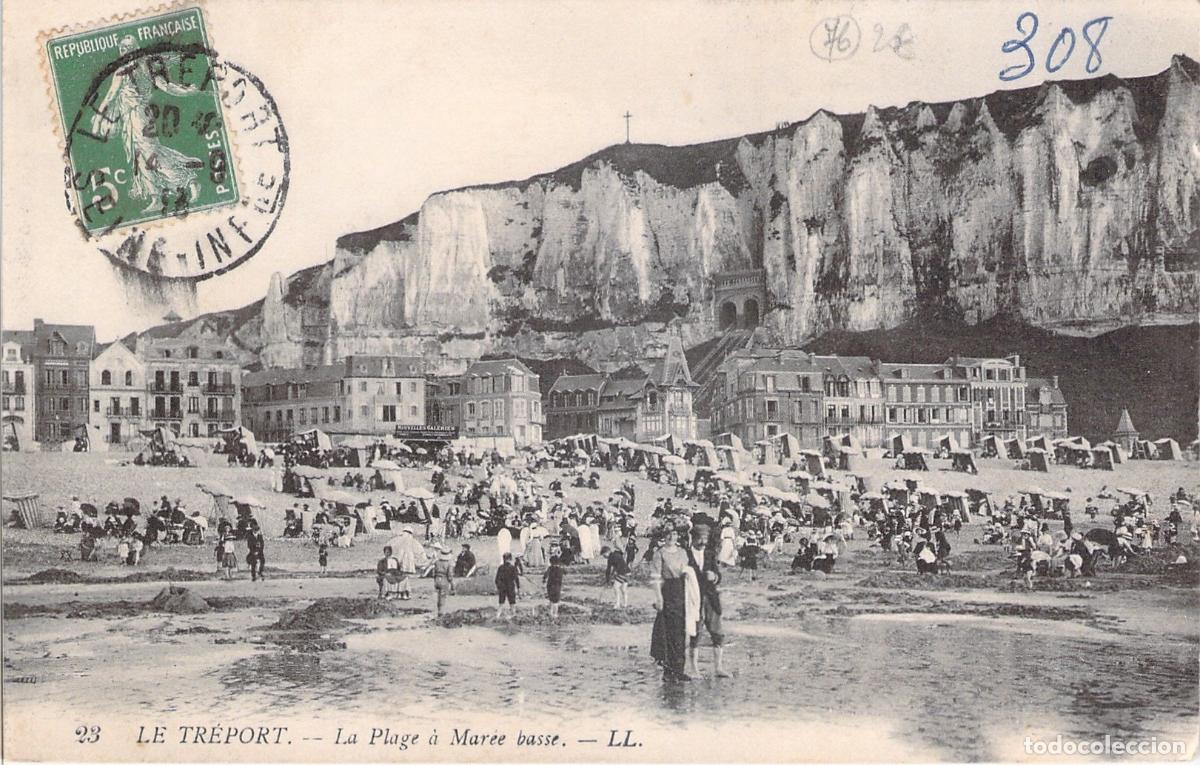 Postales: Postal de Le Tr&eacute;port, Playa a Marea Baja con Acantilados en Francia