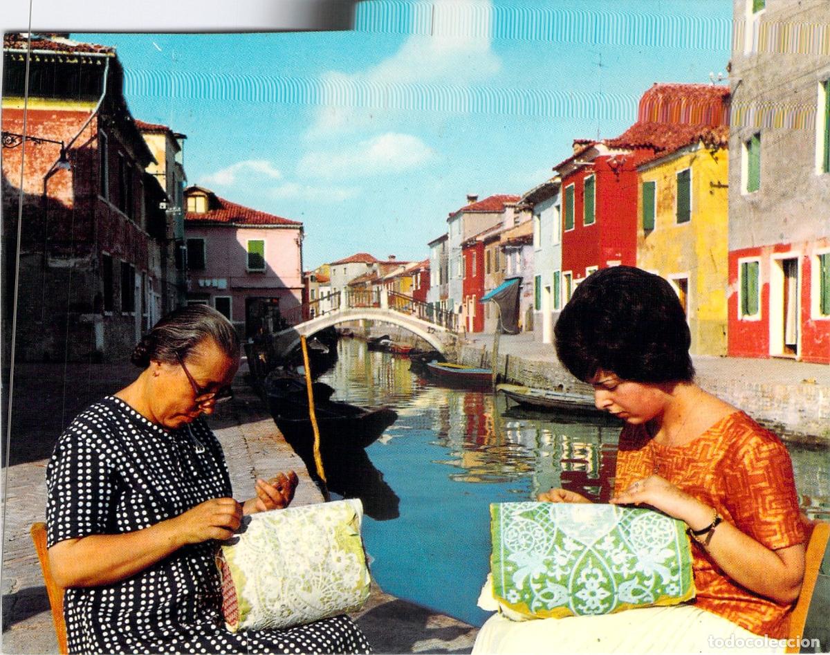 Postales: Postal de Burano Italia: Encajeras en el Canal y Casas de Colores