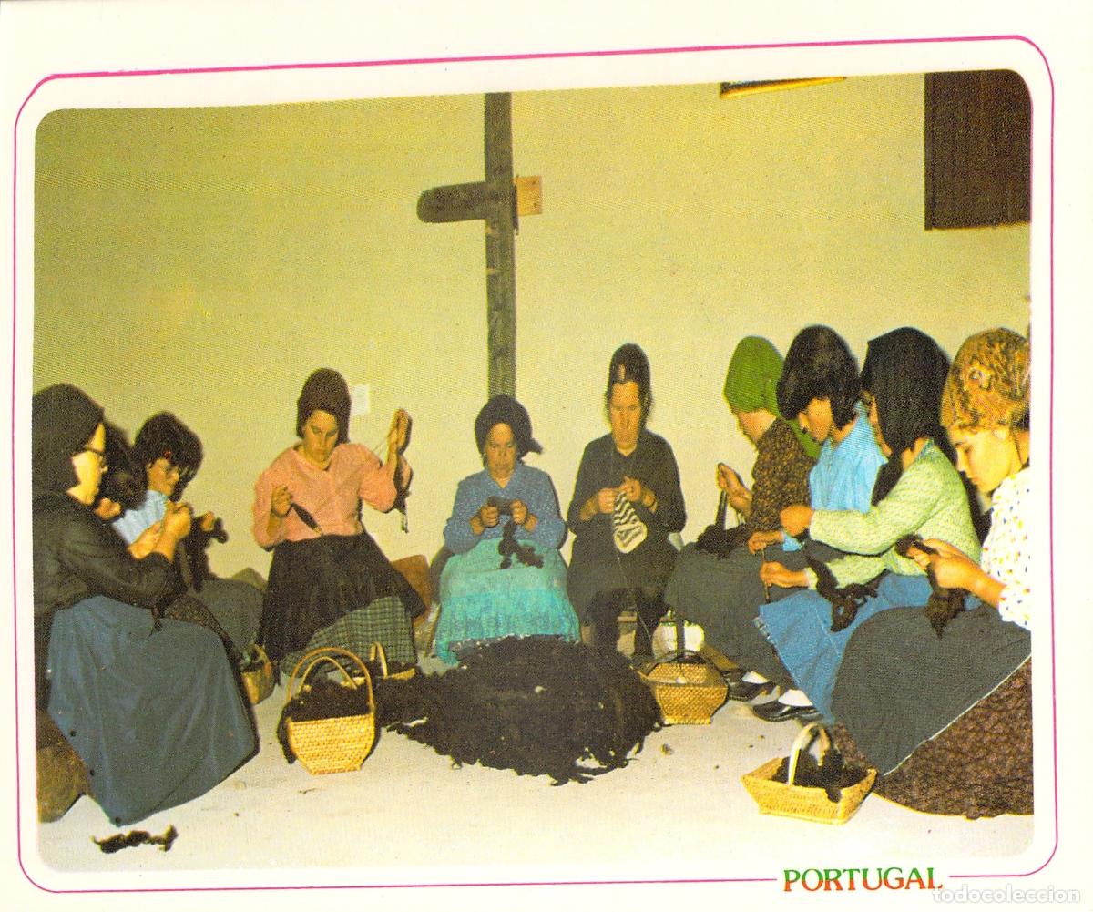 Postales: Postal de Portugal: Hilanderas Trabajando en Gorros Regionales