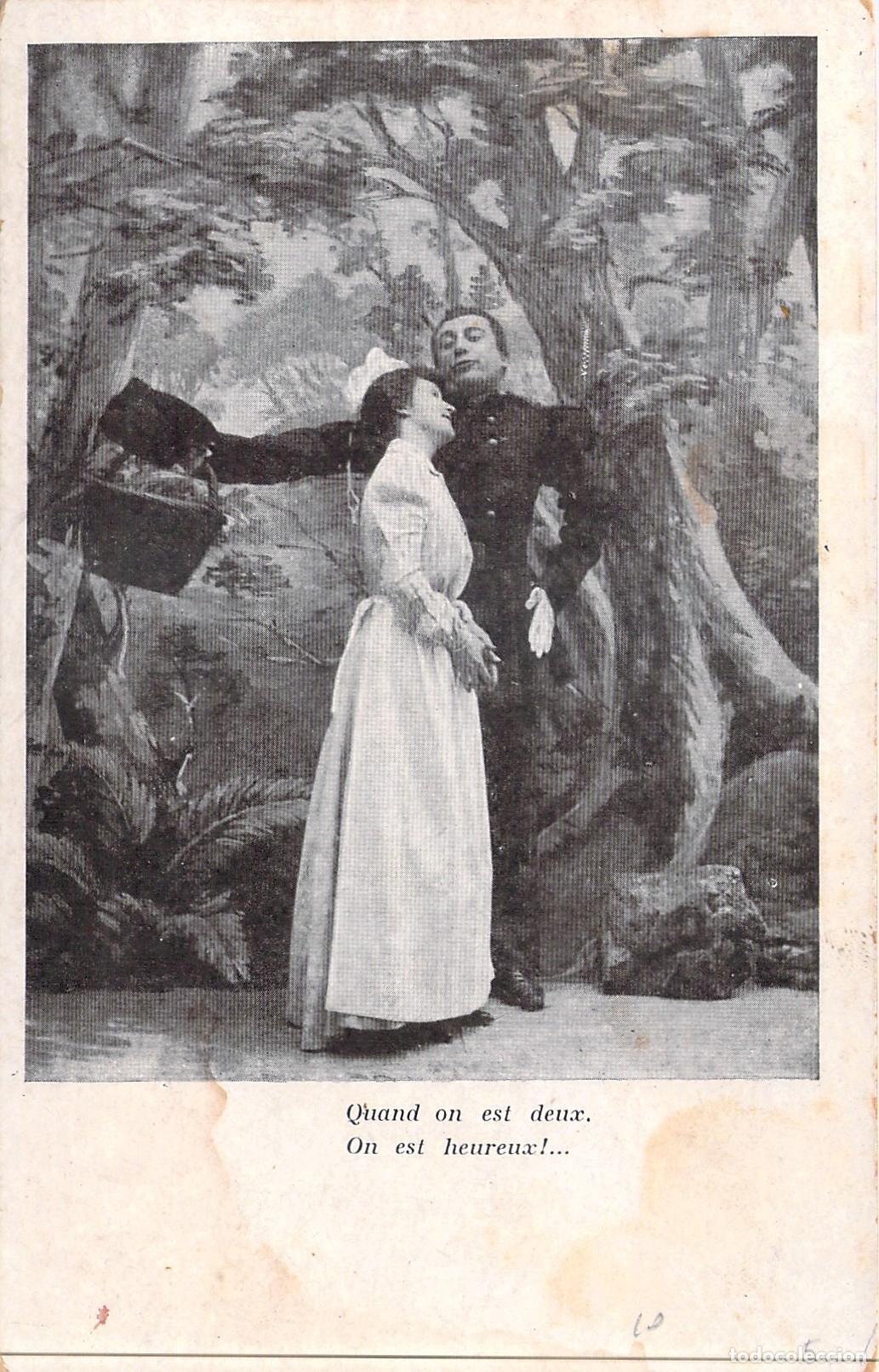 Postales: Postal Antigua de Pareja Rom&aacute;ntica en el Bosque - Escena Sentimental