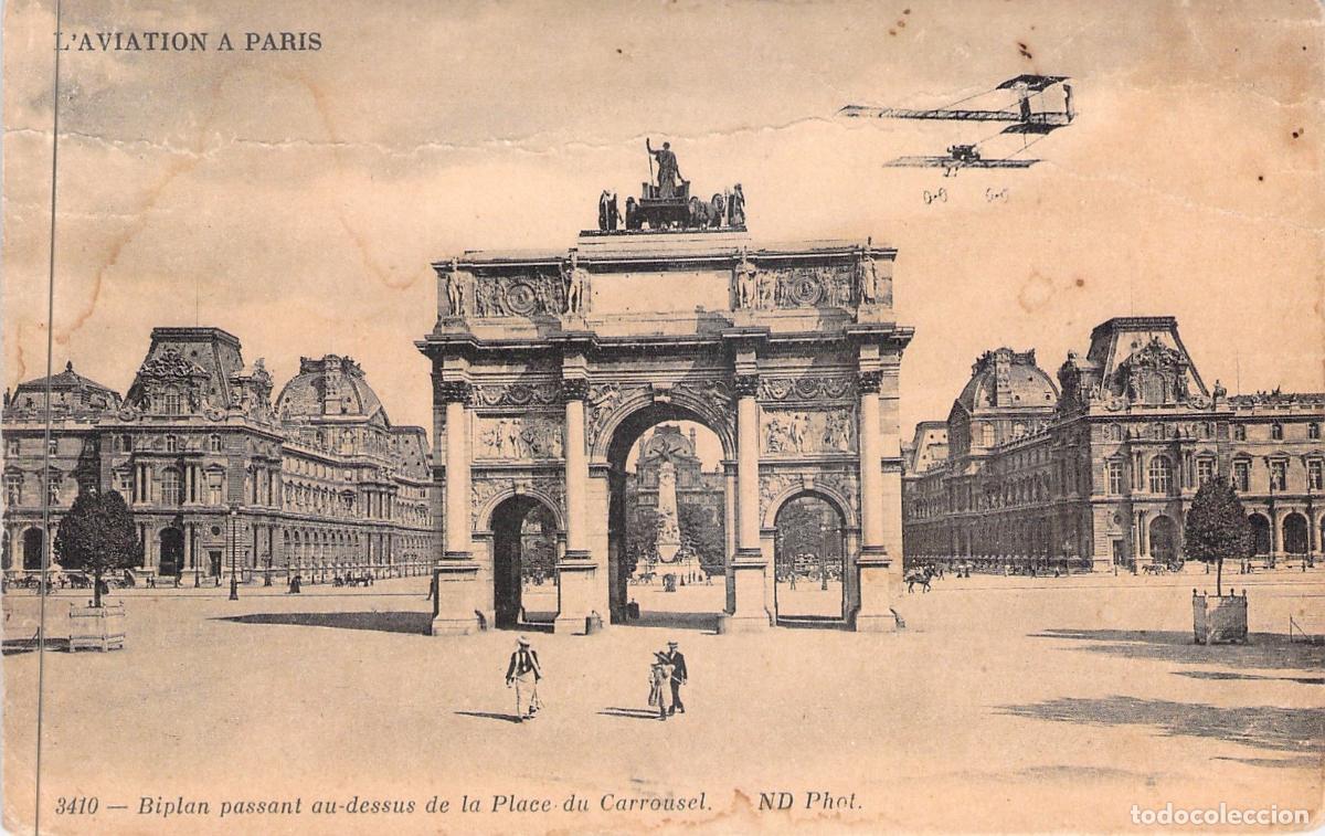 Cartoline: Postal de Biplano sobre la Plaza del Carrusel y el Louvre en Par&iacute;s