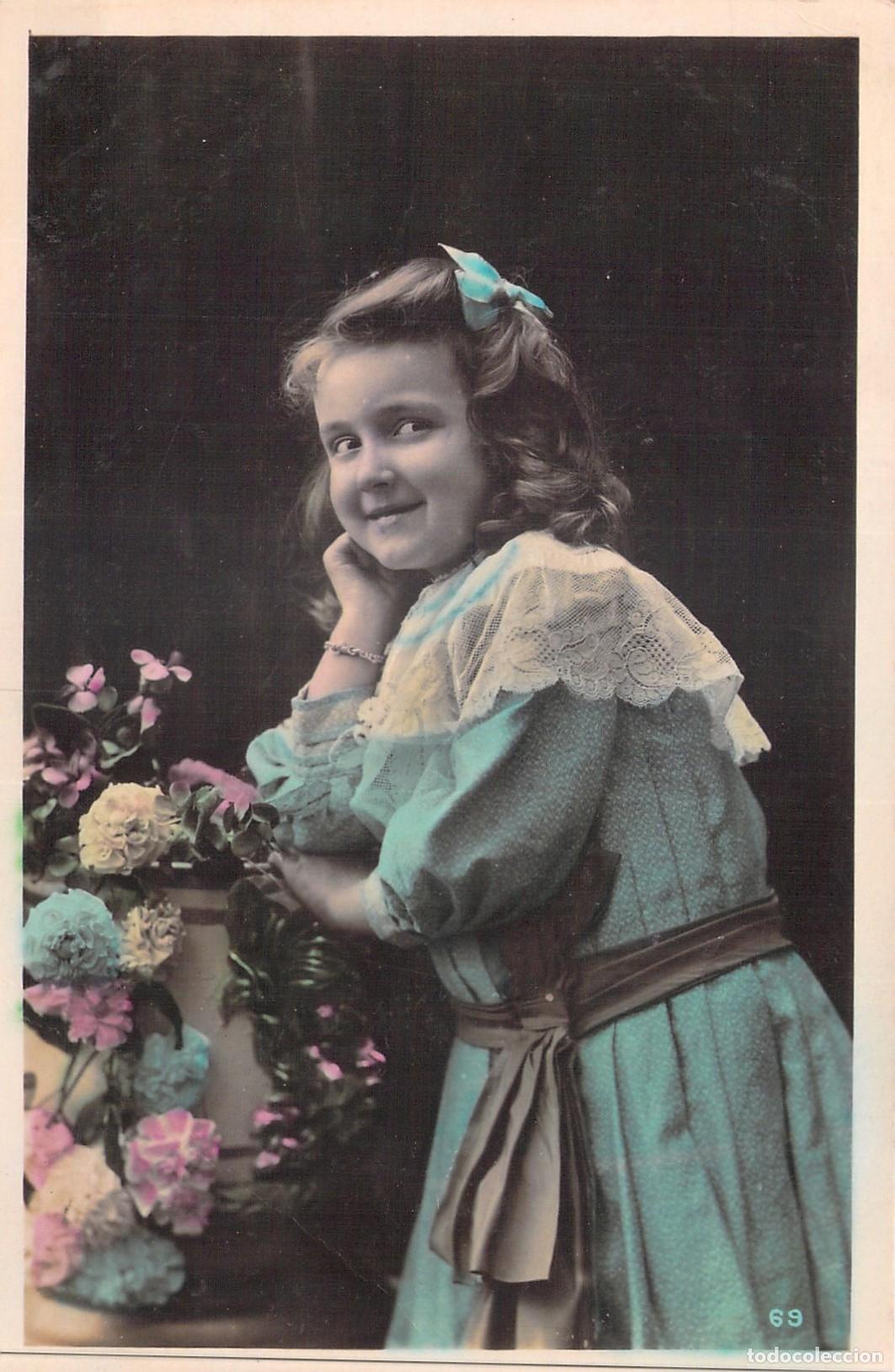 Postales: Tarjeta Postal Ni&ntilde;a con Vestido Azul y Flores Retrato Coloreado