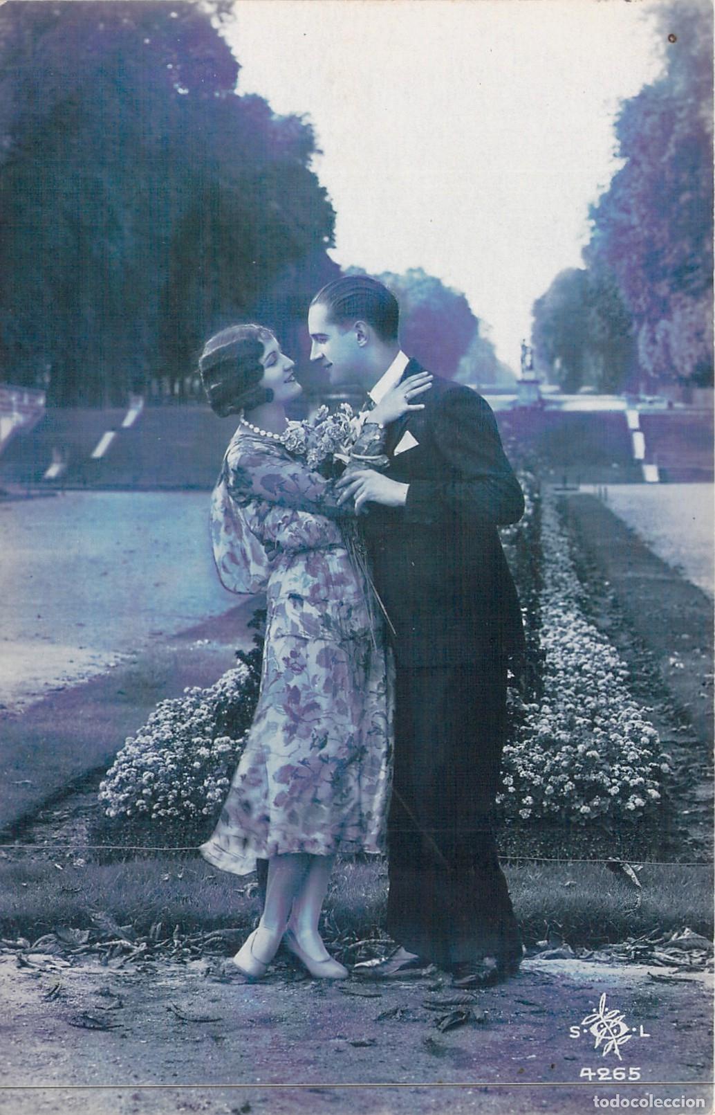 Postkarten: Postal de Pareja Rom&aacute;ntica en Jard&iacute;n Franc&eacute;s - Made in France