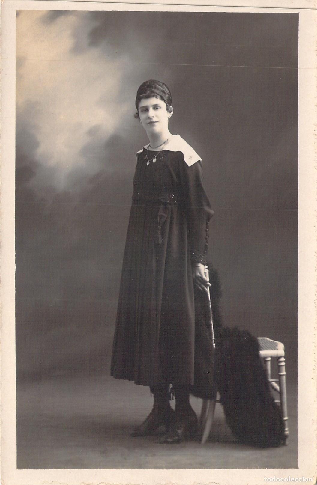 Cartoline: Tarjeta Postal de Retrato de Mujer con Vestido y Sombrero de &Eacute;poca