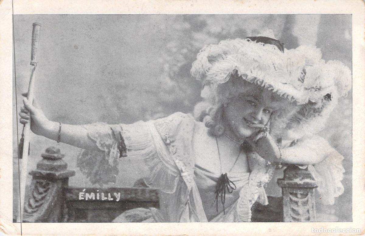 Postales: Tarjeta Postal Retrato de &Eacute;milly con Sombrero de Plumas Francia