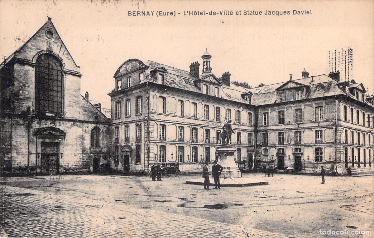 Postales: Postal de Bernay, Eure: Ayuntamiento y Estatua de Jacques Daviel