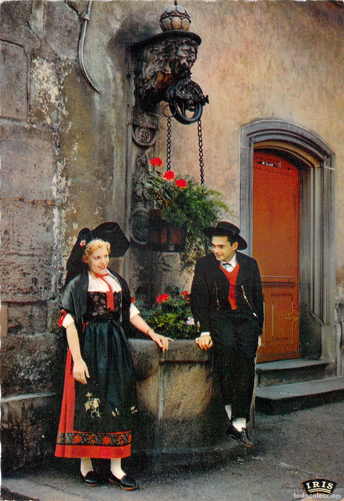 Postcards: Postal de Colmar Alsacia Pareja con Trajes Tradicionales en el Pozo Antiguo