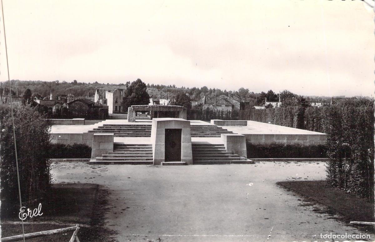 Postcards: Postal de Oradour-sur-Glane: El Osario y el Pueblo M&aacute;rtir, Francia