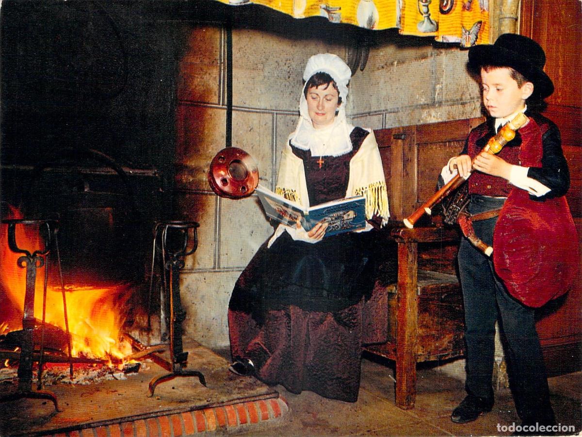 Postcards: Postal Folclore de Francia: Auvergne, Traje T&iacute;pico y M&uacute;sica