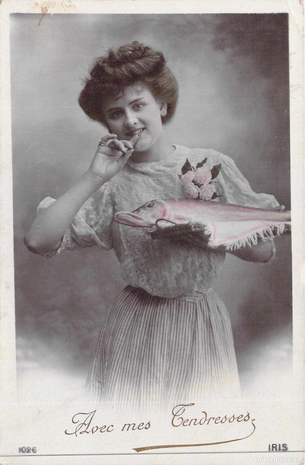 Cartes Postales: Postal Antigua de Mujer con un Gran Pescado - Avec mes Tendresses