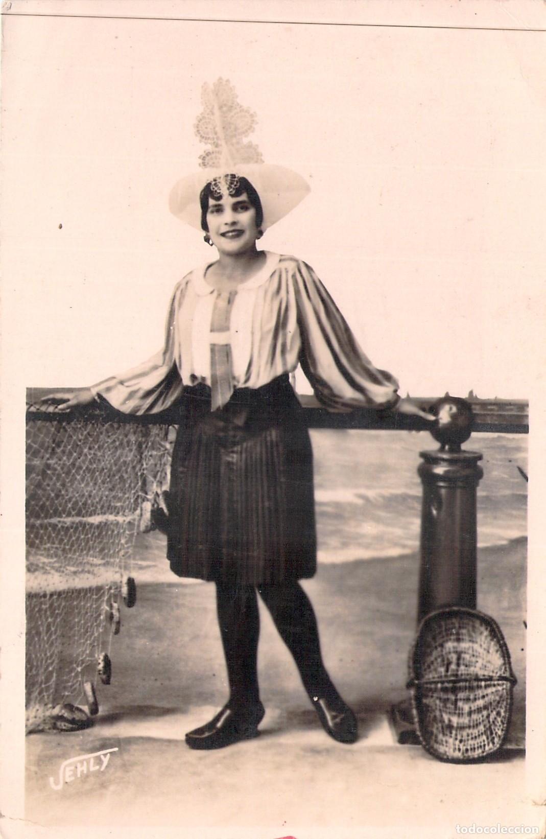 Postkarten: Postal de Mujer con Traje Tradicional de Les Sables-d'Olonne, Francia