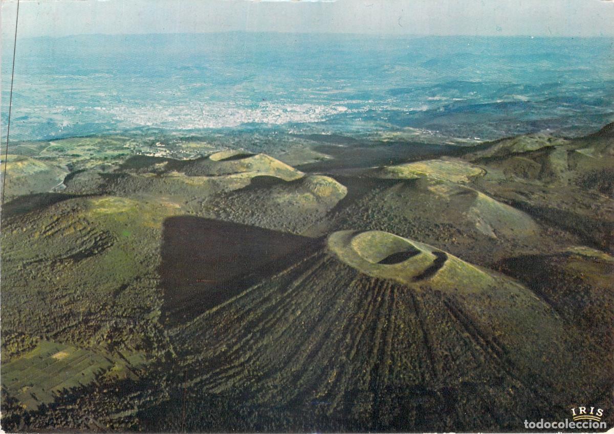 Postales: Postal de Auvergne: Vista A&eacute;rea del Puy de C&ocirc;me y Clermont-Ferrand