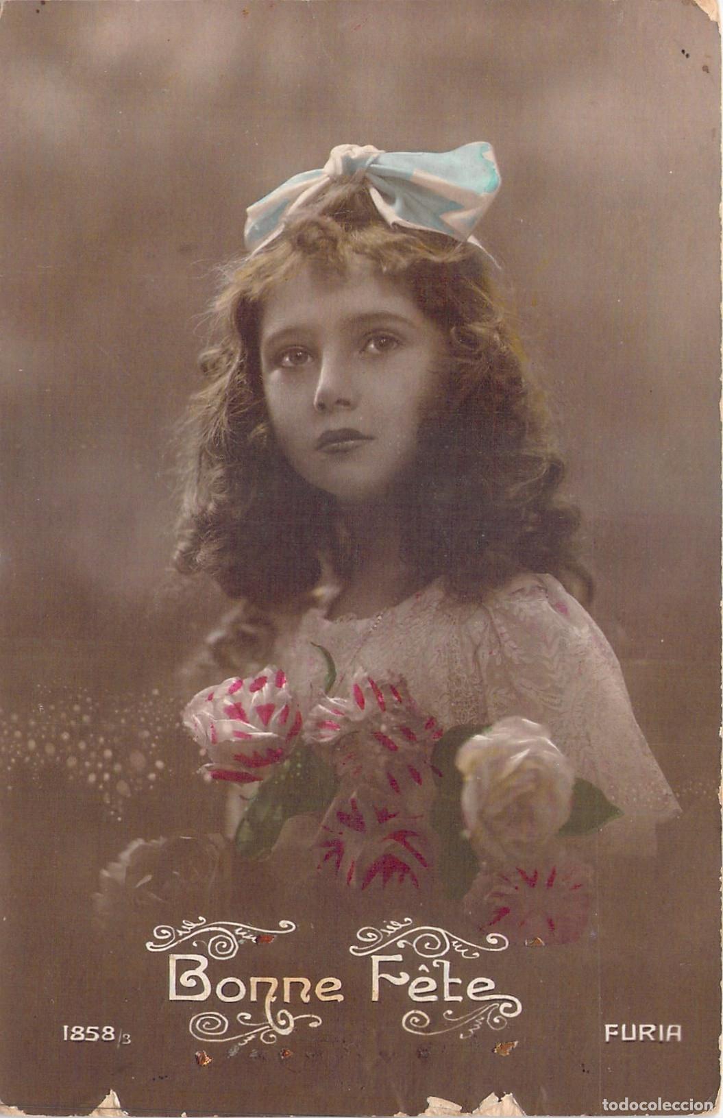 Postales: Postal Antigua de Ni&ntilde;a con Flores Bonne F&ecirc;te Coloreada a Mano
