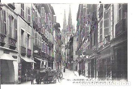 Cartes Postales: CARTE POSTALE 106 BAYONNE LA RUE DU PORT NEUF ET LES FLECHES DE LA CATHEDRALE M.D PAIS VASCO