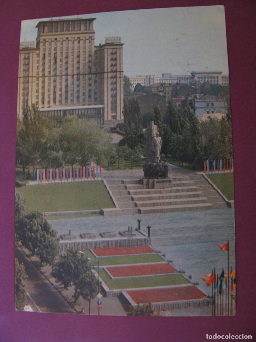 Postales: POSTAL DE URSS, UCRANIA. KIEV. MONUMENTO A LA REVOLUCION DE OCTUBRE. CIRCULADA 1981