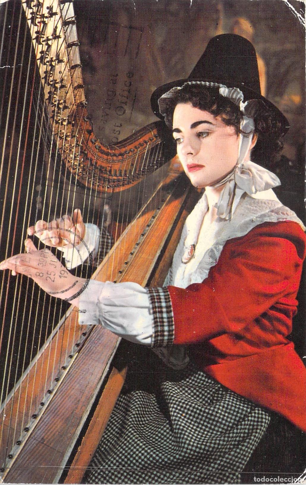Postcards: Postal de Mujer en Traje Nacional de Gales Tocando el Arpa