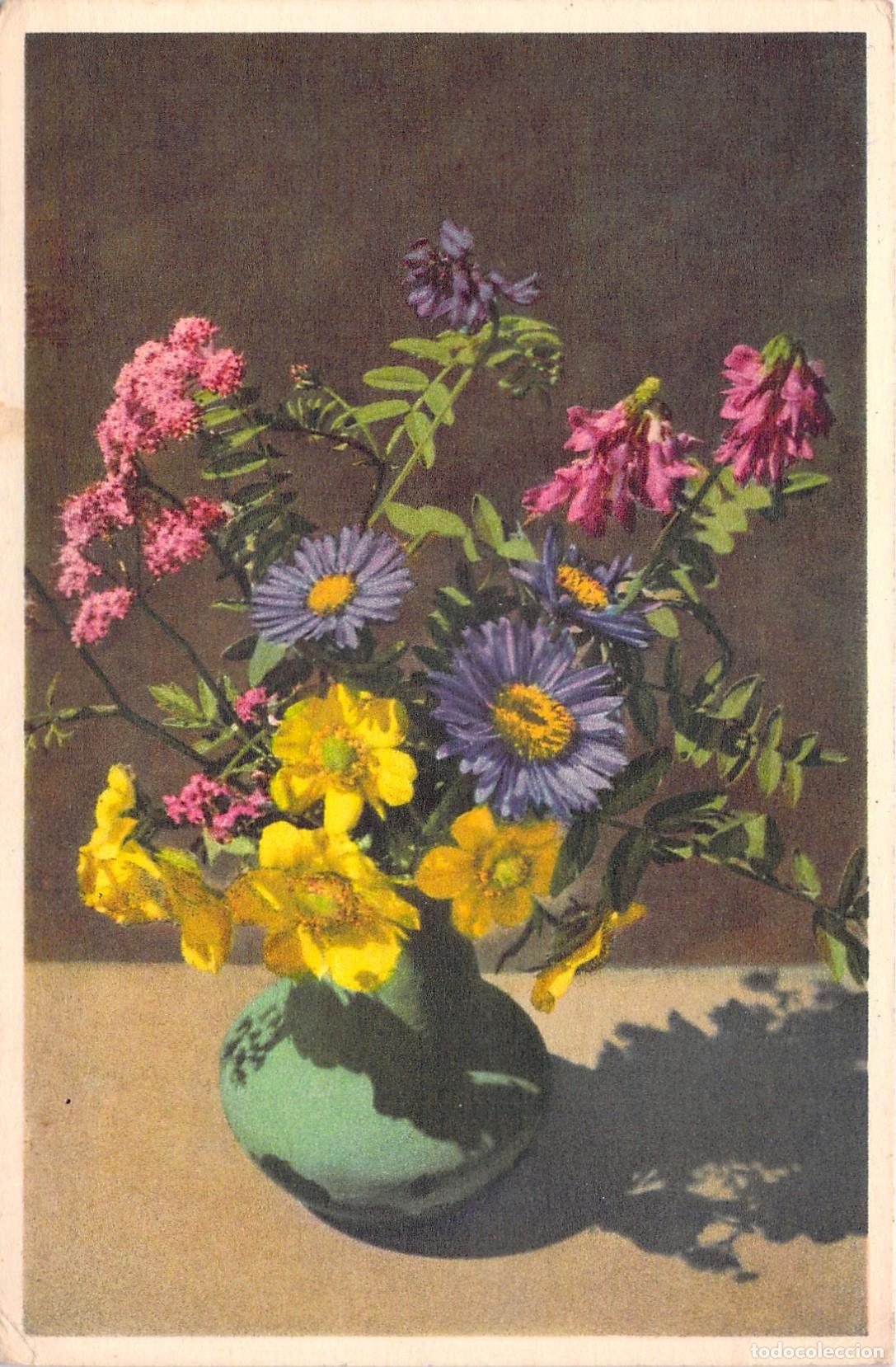 Postcards: Postal con Ramo de Flores Alpinas en Jarr&oacute;n Verde