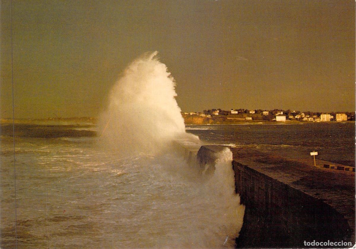 Postales: Postal de Gran Ola contra el Dique en Saint-Jean-de-Luz