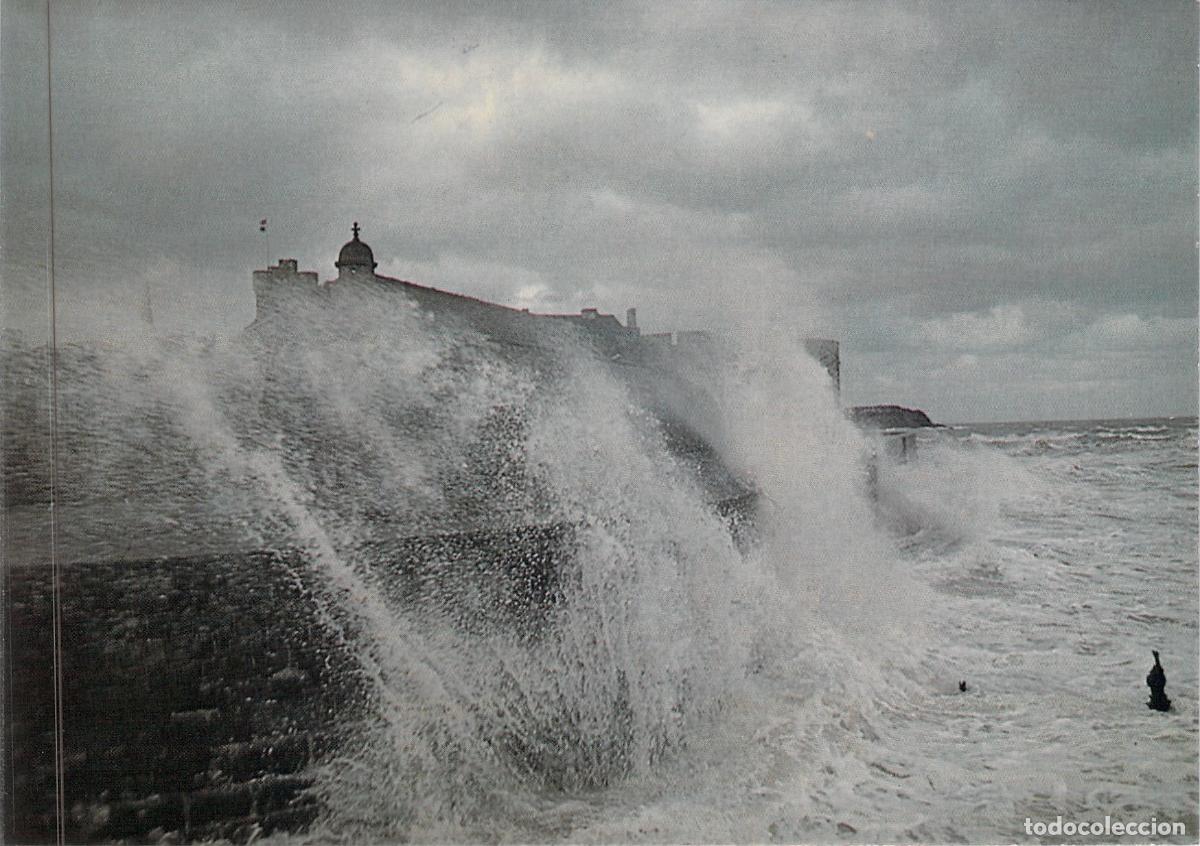 Postales: Postal de Saint-Malo con olas azotando las murallas