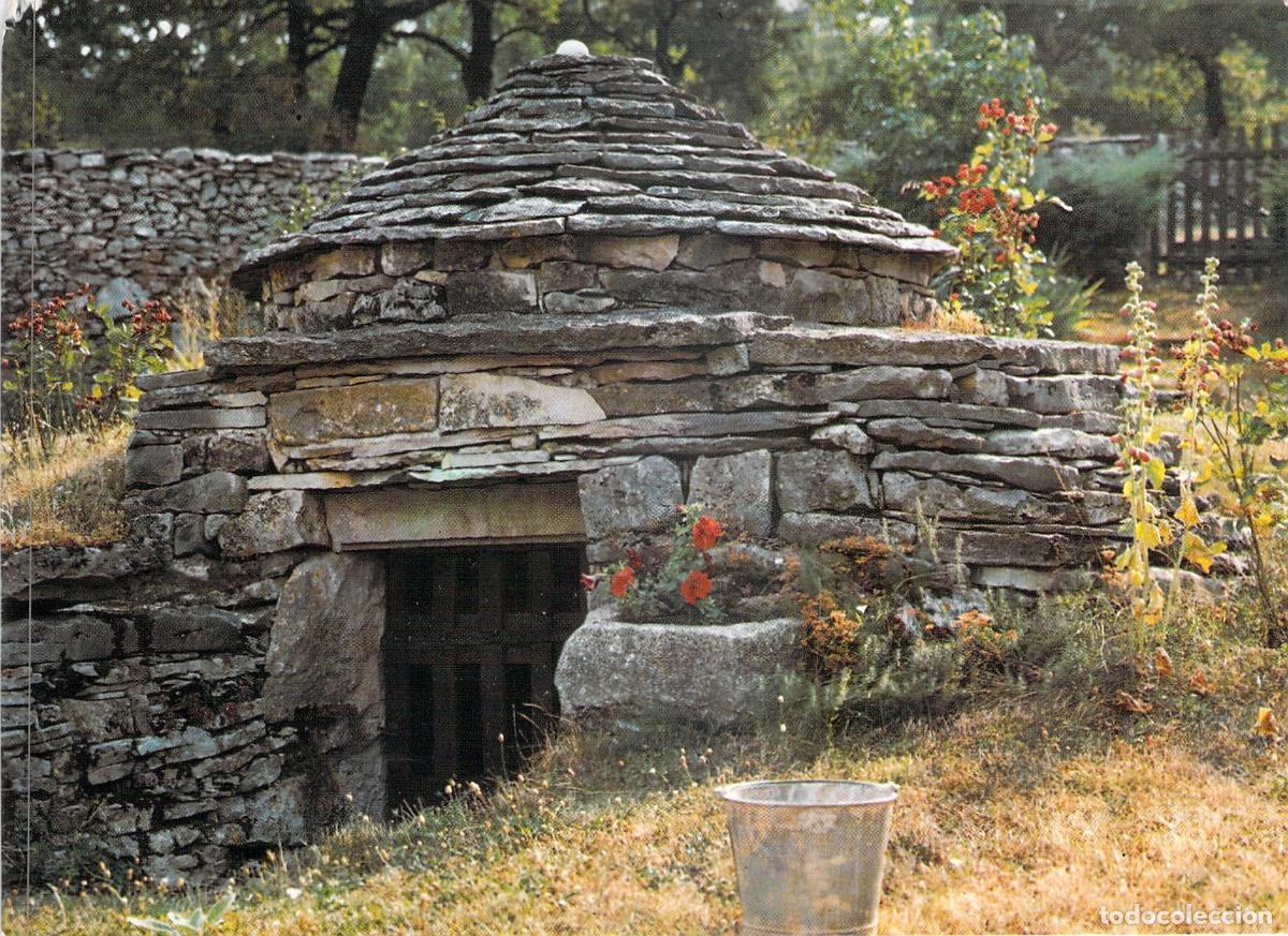 Postales: Postal de Pozo Antiguo de Piedra en la Campi&ntilde;a Francesa