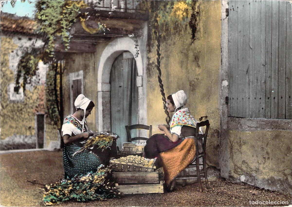 Postales: Postal de Les Magnanarelles en Provenza Francia Trajes T&iacute;picos