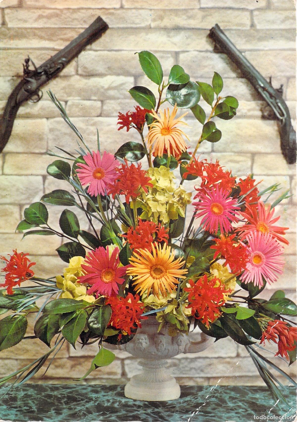 Postales: Postal con Arreglo Floral y Pistolas Antiguas
