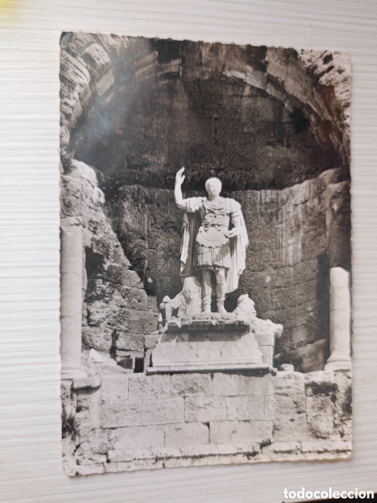 Postales: Orange - le th&eacute;&acirc;tre antique - la statue de l'empereur Auguste