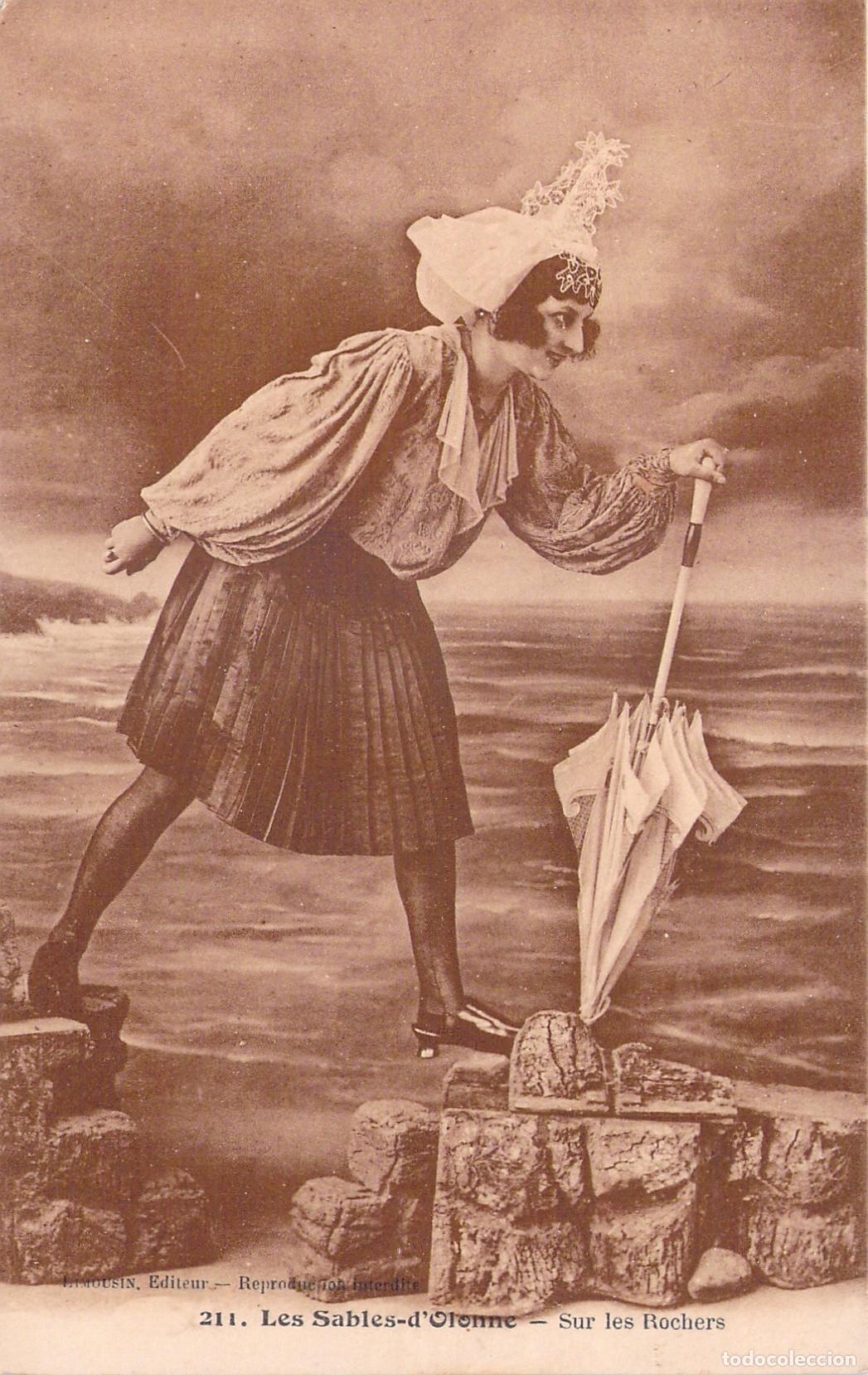 Cartoline: Postal de Les Sables-d'Olonne, Mujer en los Pe&ntilde;ascos con Sombrilla