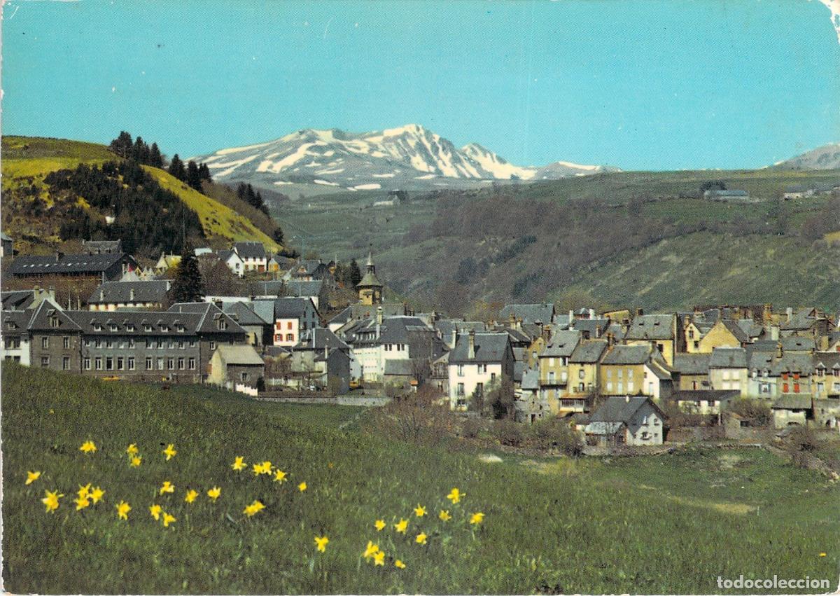 Postkarten: Postal de Besse-en-Chandesse, Vista General de Pueblo y Monta&ntilde;as, Francia