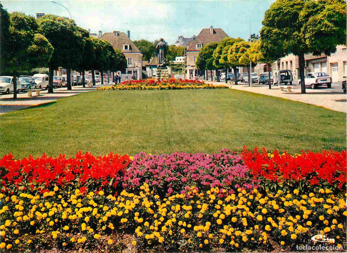 Cartes Postales: Francia - Carte Postale - 10 - Brienne-le-Ch&acirc;teau - Place de la R&eacute;publique - Automobiles - Fleurs -