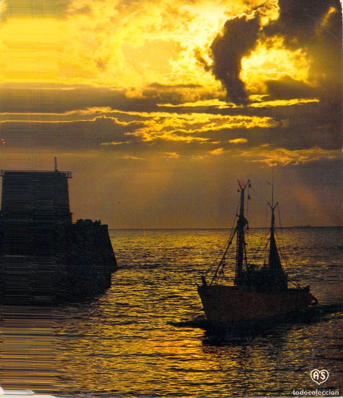 Postales: Postal de Barco al Atardecer en Royan, Francia